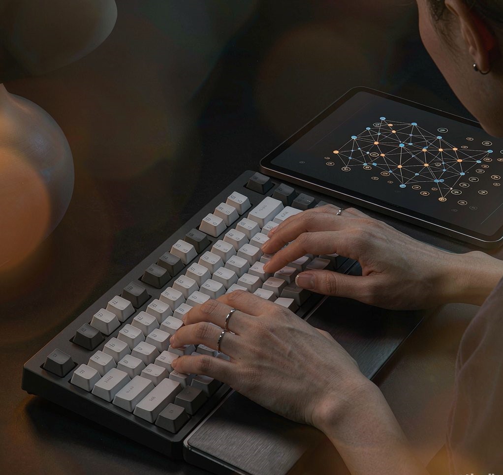 开发者在键盘上编码，旁侧平板显示界面原型